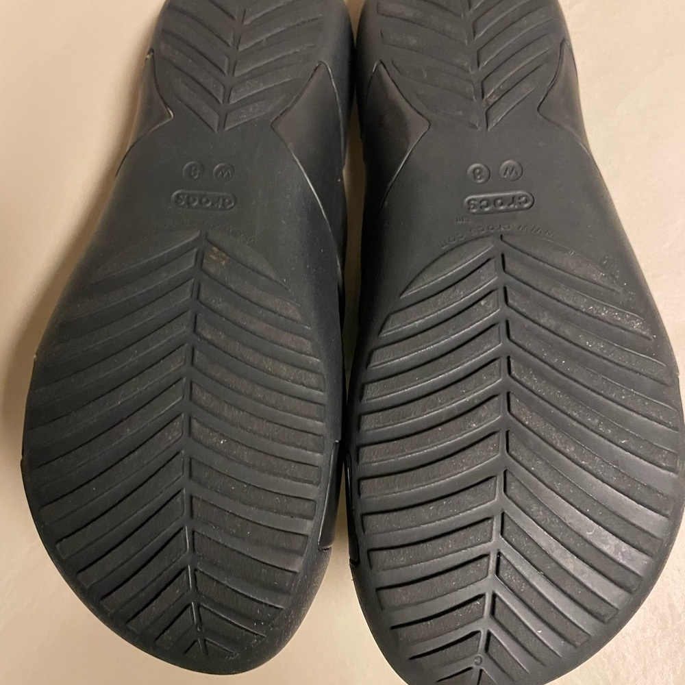 Crocs Women’s Black Criss-Cross Sandals w/Brushed Gold Circle, Size 8, EUC - Picture 3 of 5